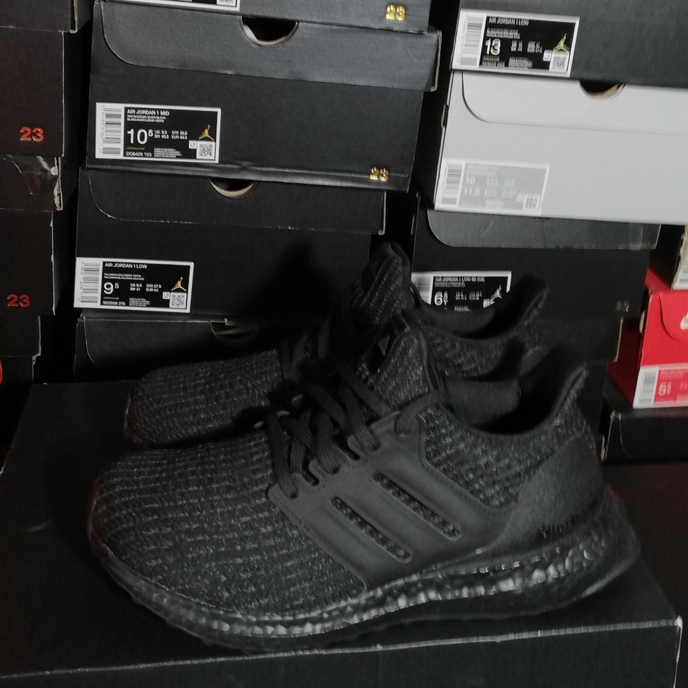 ADIDAS ULTRABOOST 4.0 DNA WOMEN'S US SIZE 7 BRAND NEW NEVER WORE BUT NO BOX